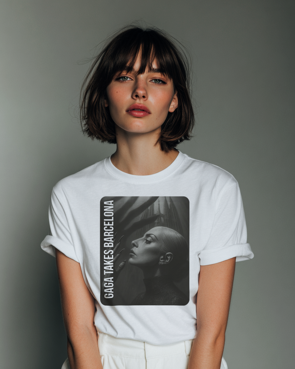 Camiseta Unisex "GAGA TAKES BCN" Heavy Cotton 180 g — Blanco | Edición TAV®